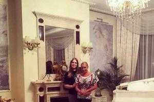 Анастасия Волочкова показала Андрею Малахову свой особняк