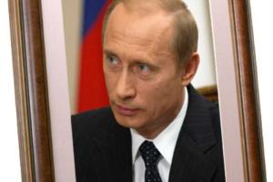 Путин дарит школьникам свои портреты с автографом