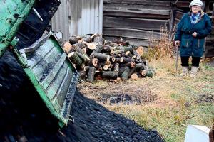 В поселок Луганское военные привезли местным жителям уголь