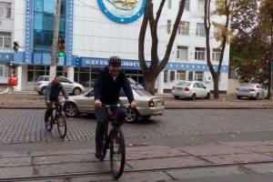 Как голосуют политики: один на велосипеде приехал, другой без жены пришел