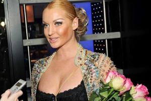 Волочкова в ресторане разбила ногой люстру 