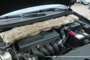 На Луганщине пограничники задержали автомобиль с холодным оружием