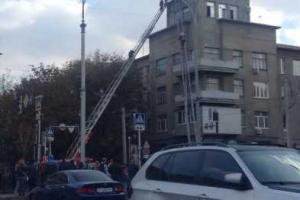 В Харькове бомжи устроили пожар на крыше жилого дома, - соцсети