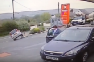 В Великобритании на заправке камера наблюдения зафиксировала безумный трюк пенсионерки