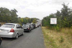 Очередь на КПП в Артемовске такая, что не видно конца, - очевидцы