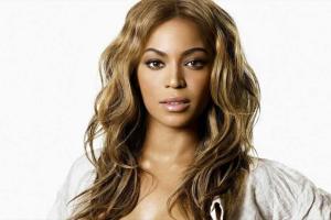 Бейонсе появилась на тусовке в платье с чересчур открытым декольте