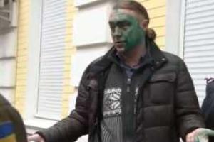 В Киеве облили зеленкой бывшего народного депутата. Видео