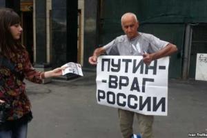 В Москве избили 75-летнего активиста за плакат - "Путин есть - ума не надо"