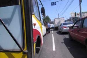 В Мариуполе водитель маршрутки прижал дверью голову пенсионерке, - очевидец