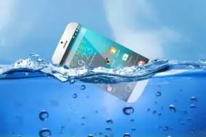 В Калифорнии придумали смартфон, который не тонет в воде. Видео