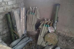 В Счастье в кафе обнаружен склад с оружием, - штаб