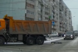 В России 15-тонный грузовик переехал пенсионерку. Видео