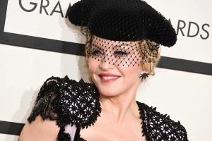 ТОП-10 нарядов звезд, которые поразили общественность в 2015 году