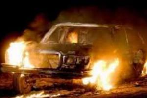 В Харькове Mercedes врезалась в светофор и загорелась