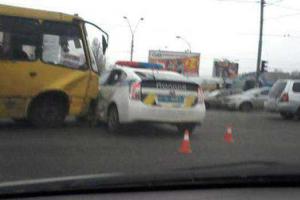 В Киеве пассажирский автобус врезался в патрульную полицию. Видео