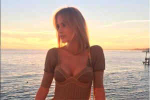 Глюклзу муж заставляет раздеваться на публике