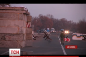 На Донетчине обойти очереди на блокпостах люди пытаются за взятки пограничникам