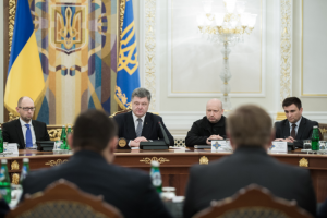 Порошенко решил повысить зарплаты военным нацбезопасности