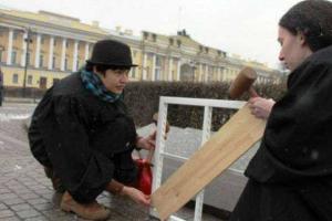 В Санкт-Петербурге активисты заколотили «окно в Европу»