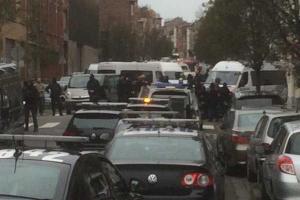 В Брюсселе, где сотрудники полиции проводят спецоперацию, слышны взрывы и стрельба