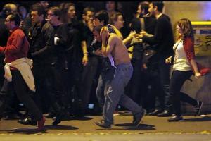 В сети появилось первое видео сразу после расстрела людей в ресторане в Париже