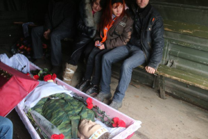 После ночных обстрелов, в морг Горловки поступили двенадцать погибших террористов