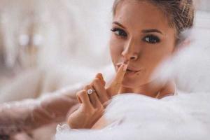 Вера Брежнева устроила свадебную фотосессию