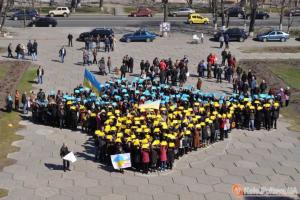 В центре Симферополя местные жители поют песню "Воины света". Видео