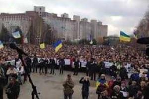 В Кривой Роге около здания городского совета образовался митинг. Видео