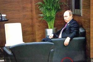 Хитом Интернета стало фото Путина с упавшей бутылкой на саммите G20