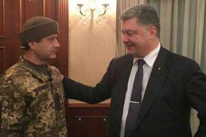 Встреча Порошенко с освобожденным из плена киборгом "Рахманом". Видео