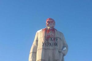 В Лисичанске надругались над памятником Ленину