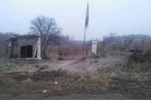 Под Луганском дети смастерили из подручных материалов свой украинский блокпост
