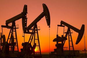 Мировые цены на нефть бьют рекорды, опускаясь до уровня июля 2004 года