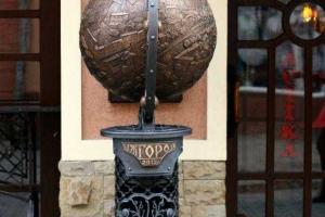 В Ужгороде украли шапку Деда Мороза из металлического глобуса