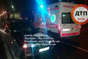 В Киеве на пешеходном переходе BMW сбил девушку
