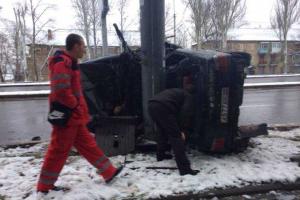 В Донецке автомобиль въехал в столб так, что изогнулся пополам, - очевидец
