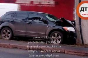 В Киеве автомобиль врезался в опору пешеходного моста