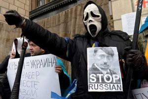 Жители Севастополя перегородили дорогу, скандируют "дайте свет!"