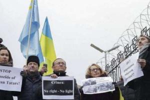 В Киеве под российским посольством проходит митинг
