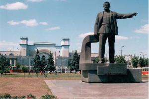 В Днепропетровске местные жители и активисты снесли памятник Григорию Петровскому