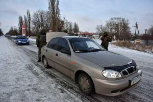 В Мариуполе двое неизвестных, подставив к горлу водителя такси нож, требовали отвезти их в Горловку