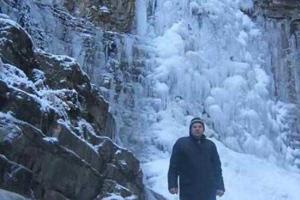 Самый большой в украинских Карпатах водопад замерз. Фотофакт