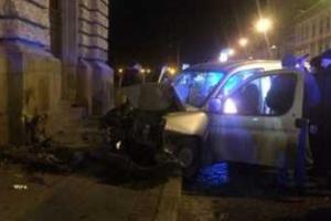 Во Львове на большой скорости автомобиль влетел в фасад Львовского театра оперы и балета