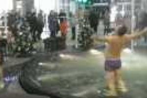 Двое мужчин в трусах искупались в фонтане в торговом центре Днепропетровска. Видео