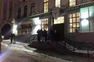 В Киеве заблокировали офис партии "УКРОП" вооруженные молодые люди