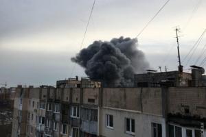 На рынке Одессы разбушевался огонь. Люди на месте помогают тушить огонь