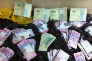 Спецподразделением "Фантом" задержан автомобиль с тайником, перевозивший деньги и паспорта в "ДНР"