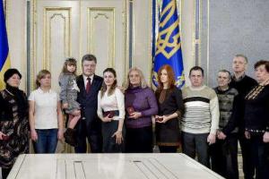 Порошенко наградил посмертно воинов, погибших в Донецком аэропорту