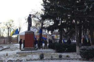 В Полтавской области активисты повалили памятник Ленину. Видео